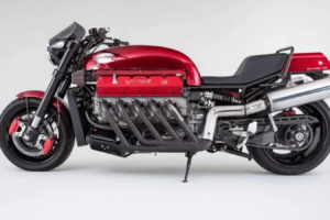 Regarder : Sept bénévoles sont nécessaires pour déplacer la Viper V10 construite par Allen Millyard vers sa maison d'hiver
