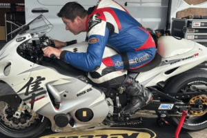 Un Britannique devient le premier motocycliste paralysé à établir un record de vitesse sur terre à 200 mph