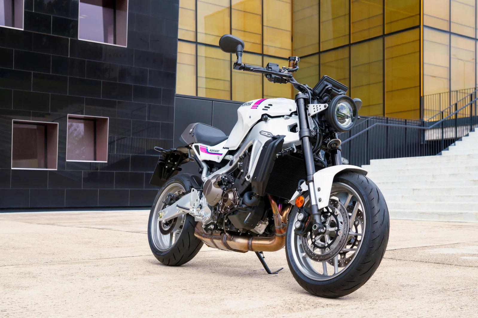 Yamaha XSR900 2027 en blanc néon.