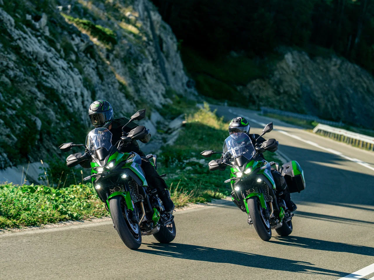 Nouvelles motos Kawasaki Versys 900 sur la route.
