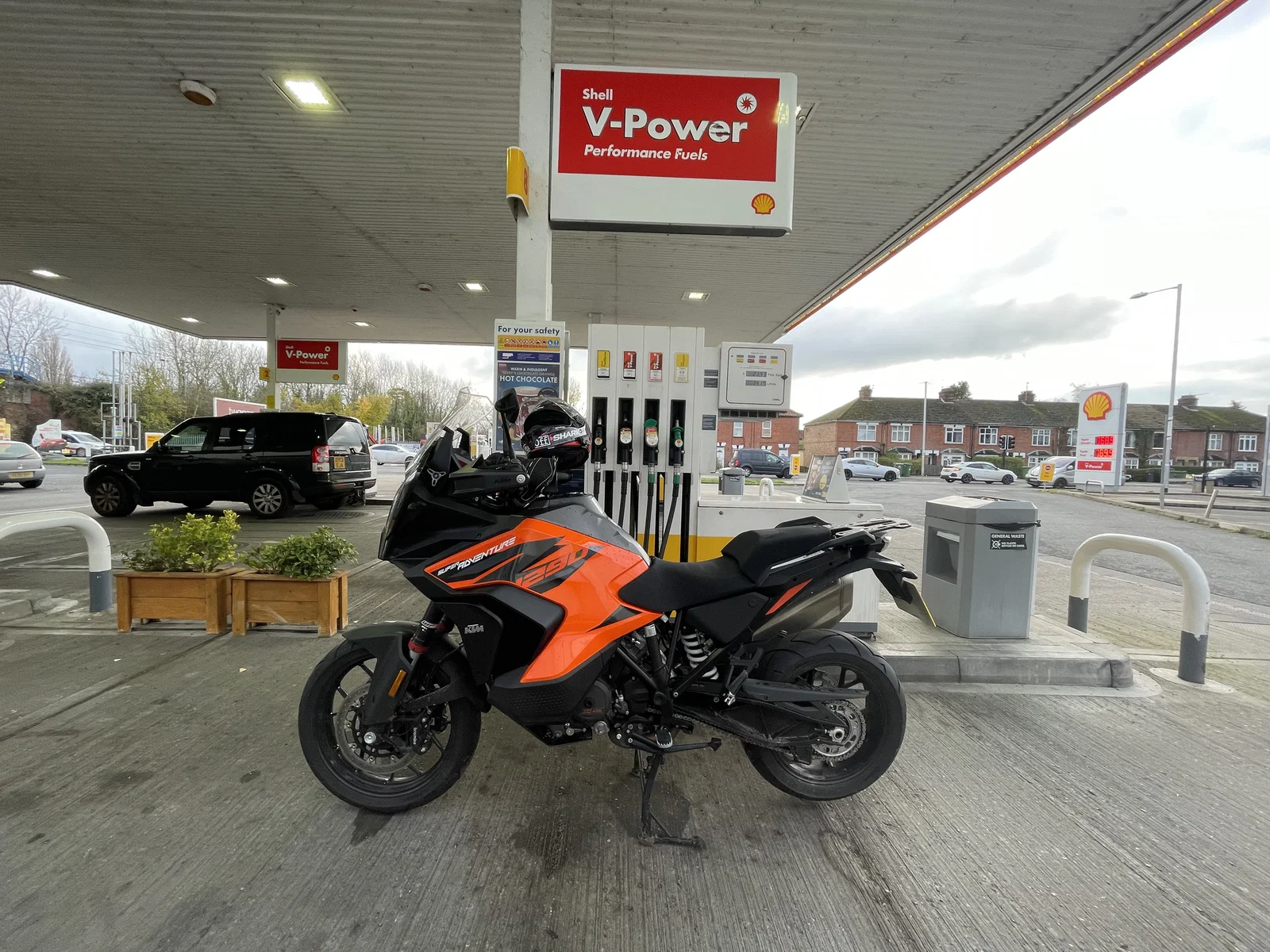 carburant à la station service pour ktm
