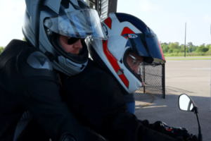 L'ancien champion du monde de Grand Prix apprend au comédien Bill Burr à rouler sur piste