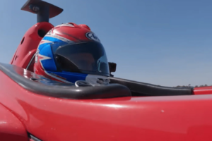 Carl Fogarty troque ses motos contre des monoplaces lors d'une course contre le fils de Martin Brundle