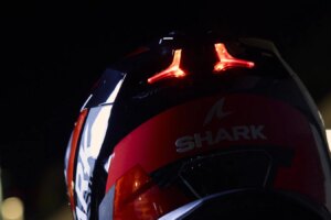 Shark ajoute un éclairage LED de style F1 au nouveau casque SKWAL iCUP