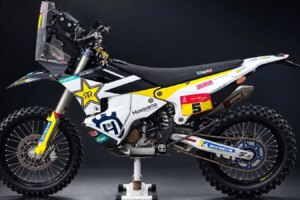 La légende du Dakar Pablo Quintanilla tire au sort son vélo de rallye Husqvarna FR 450 Rally Factory