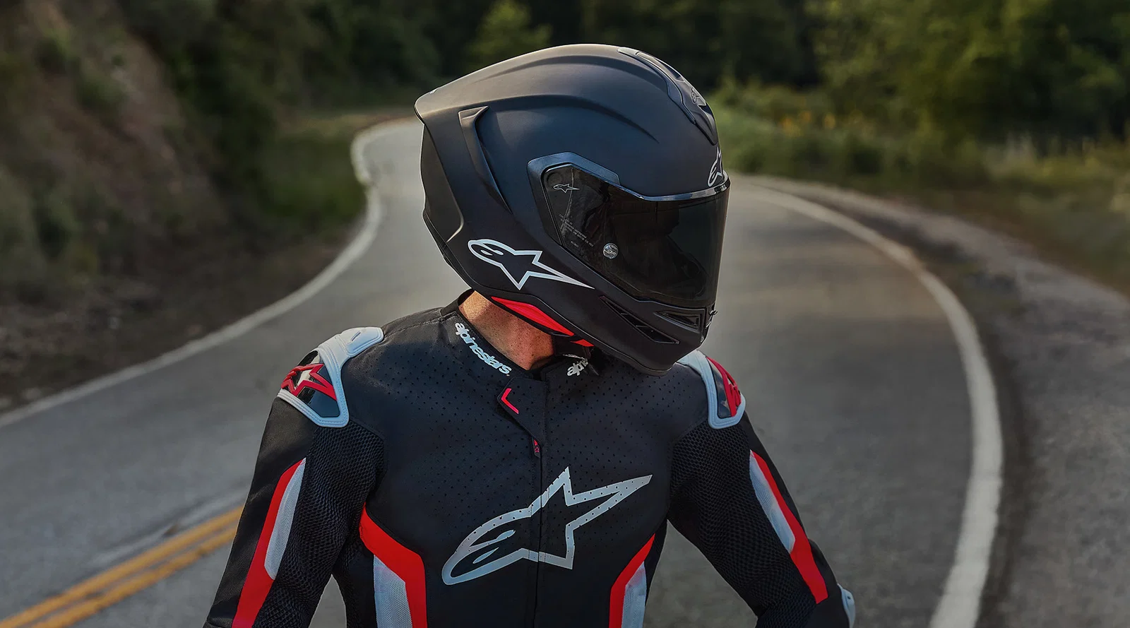 Le casque route et piste Alpinetars Supertech R7