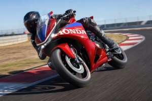 Honda dévoile la nouvelle CBR500R FOUR avec un moteur quatre cylindres en ligne de 500 cm3