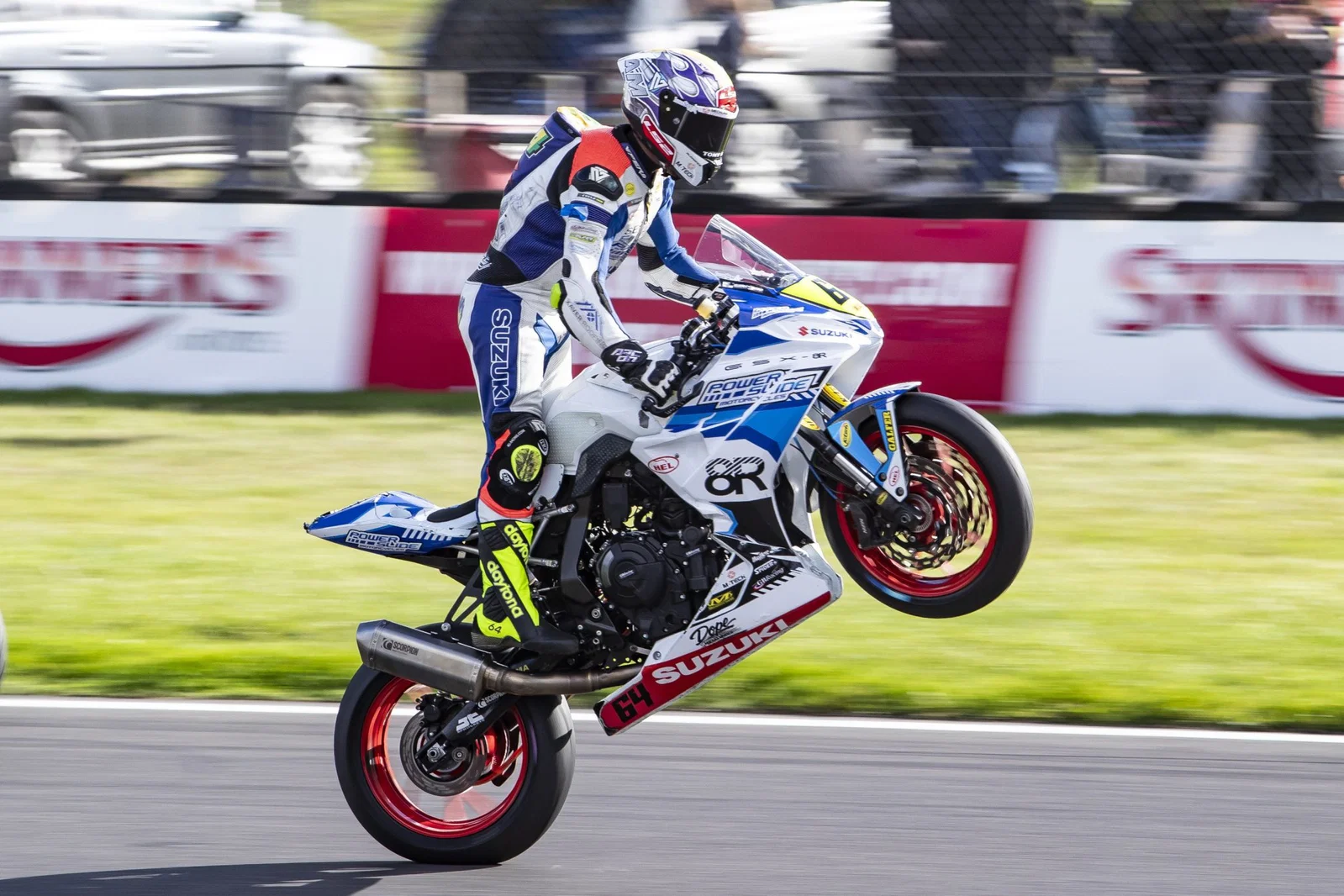 Suzuki GSX-8R tirant un wheelie.