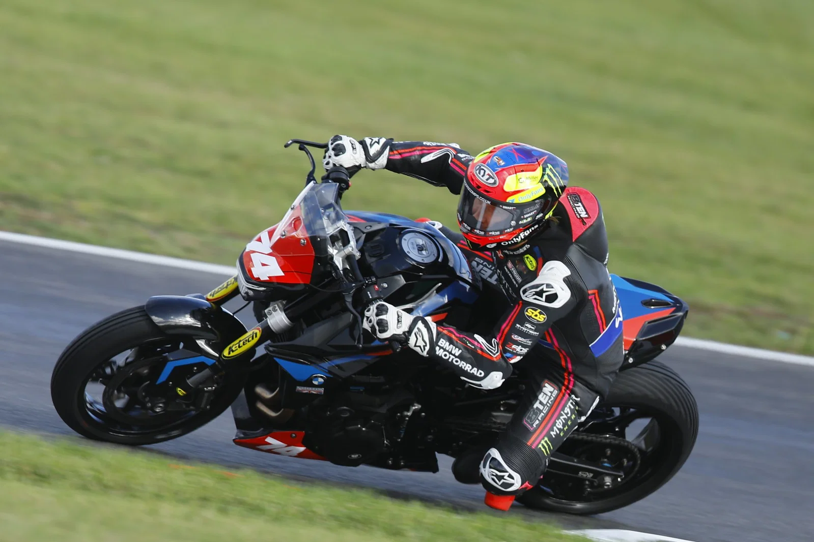 Davey Todd en course dans la BMW F900 R Cup.