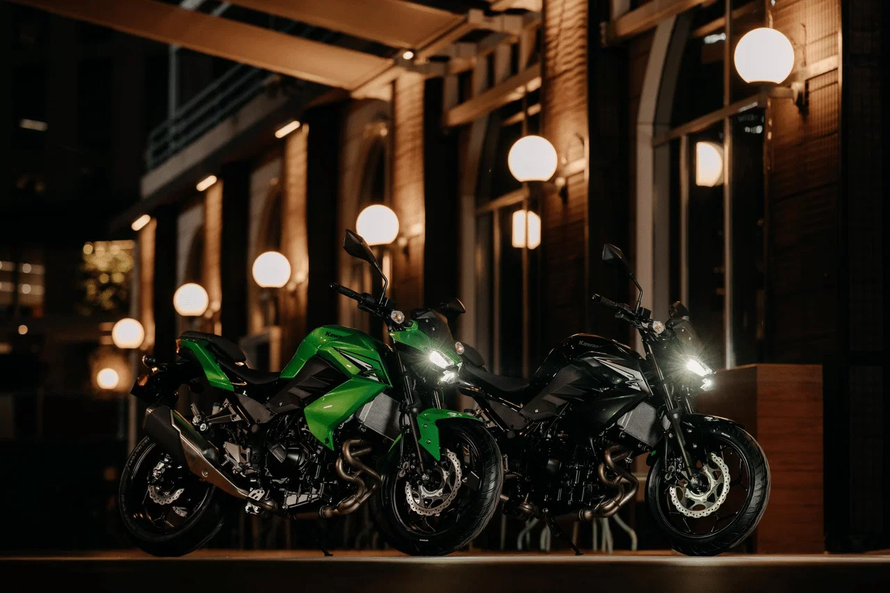 Kawasaki Z300 en deux options de couleurs différentes. Crédit : Kawasaki.