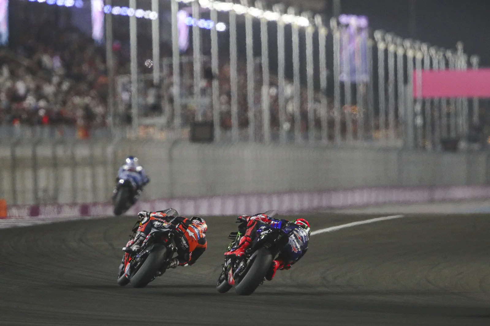 Fabio Quartararo poursuivant Pedro Acosta au GP du Qatar en 2025. Crédit : Gold and Goose.