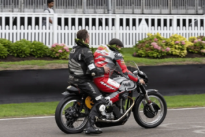 John McGuinness conduit Norton Manx à la deuxième place au Goodwood Revival