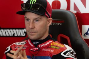 Jonathan Rea aide à collecter des fonds pour une association caritative contre le cancer des enfants avec un tour spécial Honda CBR1000RR-R