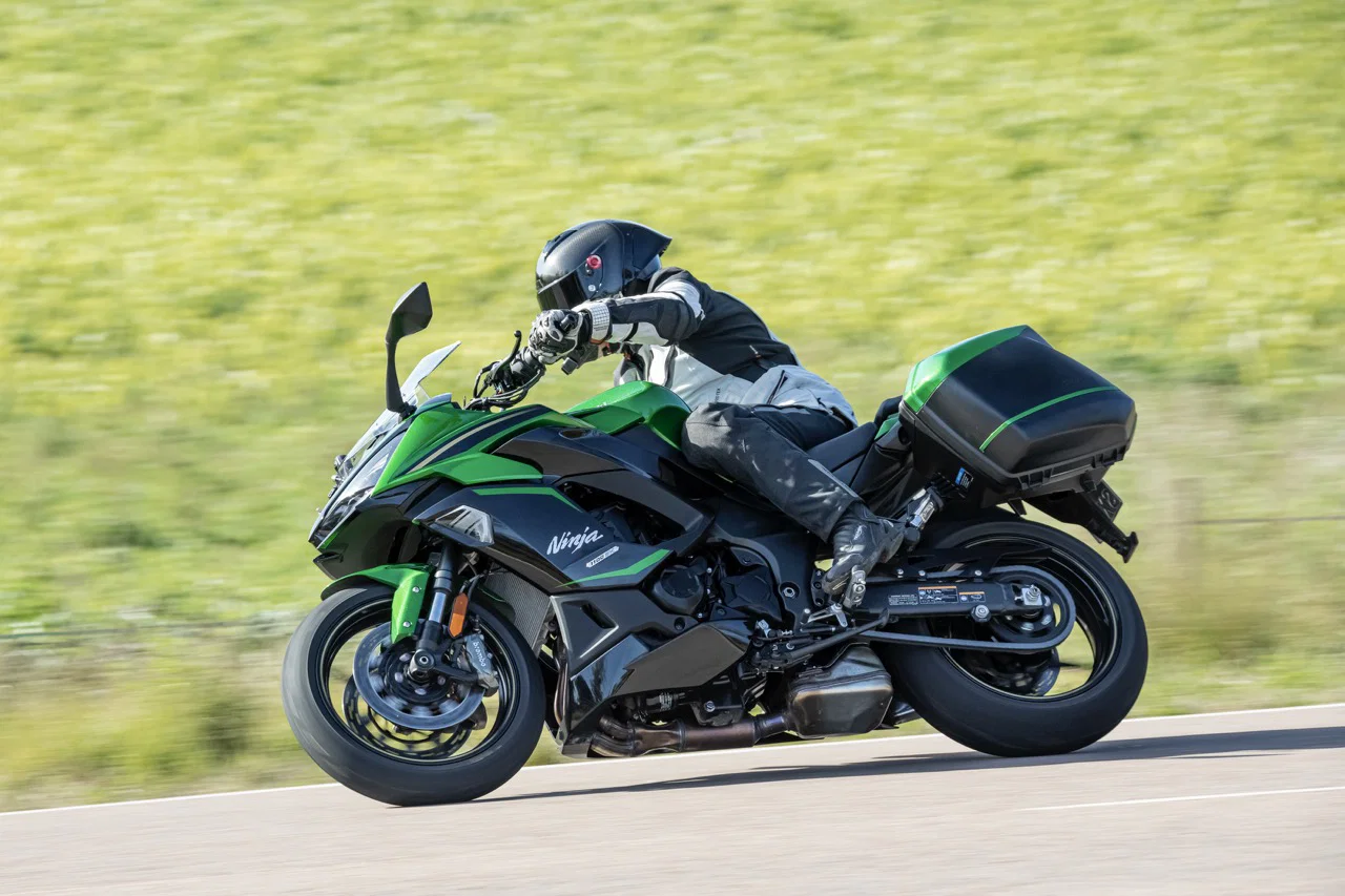 Kawasaki Ninja 1100SX sur la route.