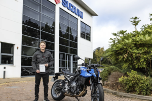 L'ancien pilote de Grand Prix et pilote du TT de l'île de Man obtient enfin son permis moto