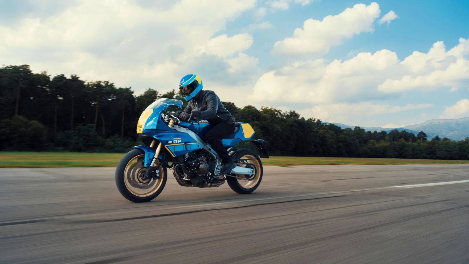 Yamaha XSR900 GP sur la route.