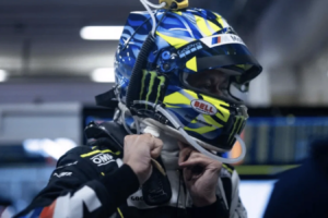 La légende du MotoGP Valentino Rossi perd sa portière conducteur lors d'une course GT à Barcelone