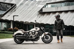 Le Benda Dark Flag 950 intègre une puissance V4 de 109 ch dans un croiseur