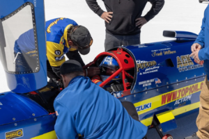 Le pilote de vitesse terrestre affrontera le coureur du TT de l'île de Man, Peter Hickman, dans une bataille pour le record du monde de 400 mph