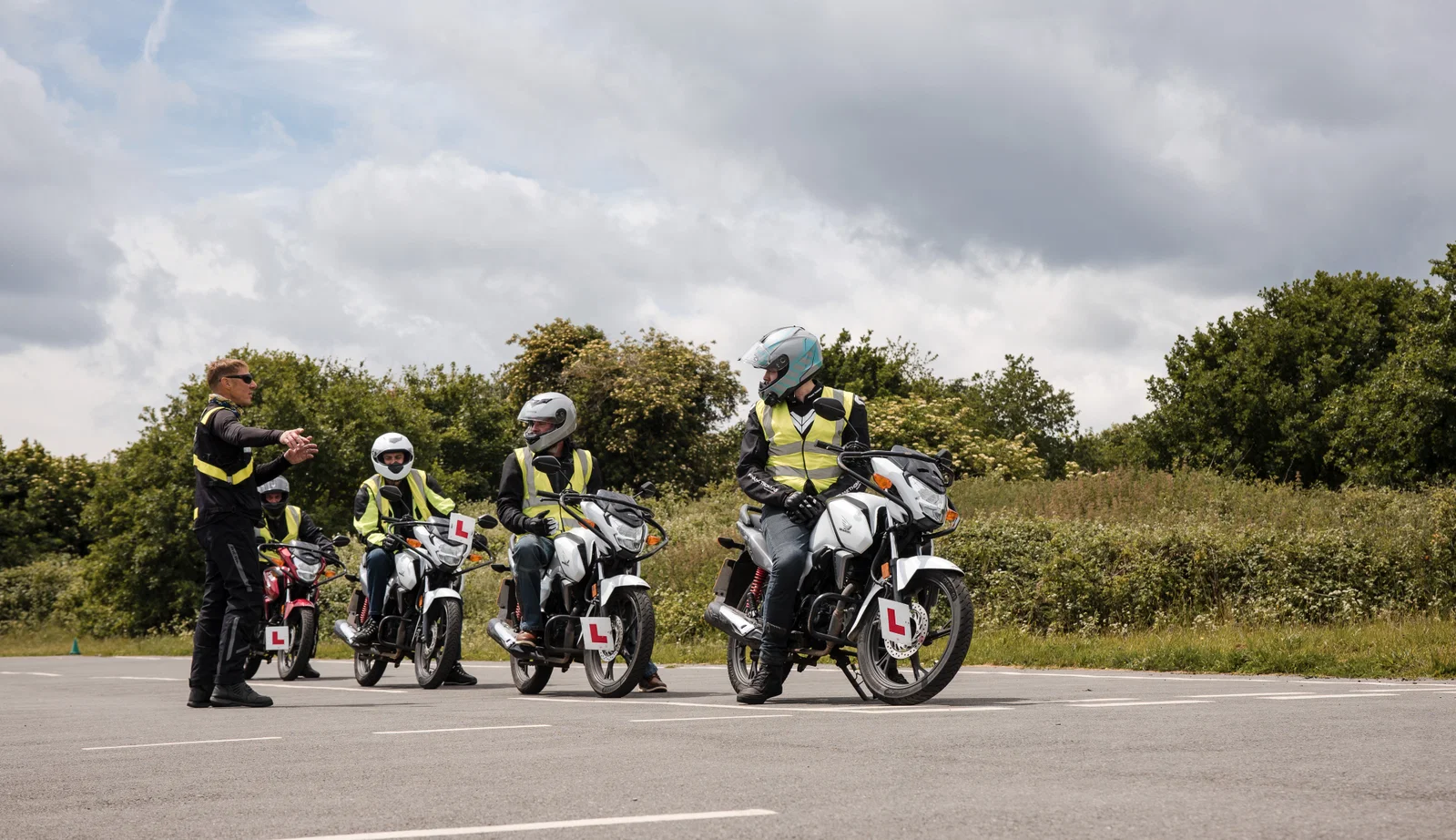 Apprentis pilotes dans une école de formation de moto Phoenix