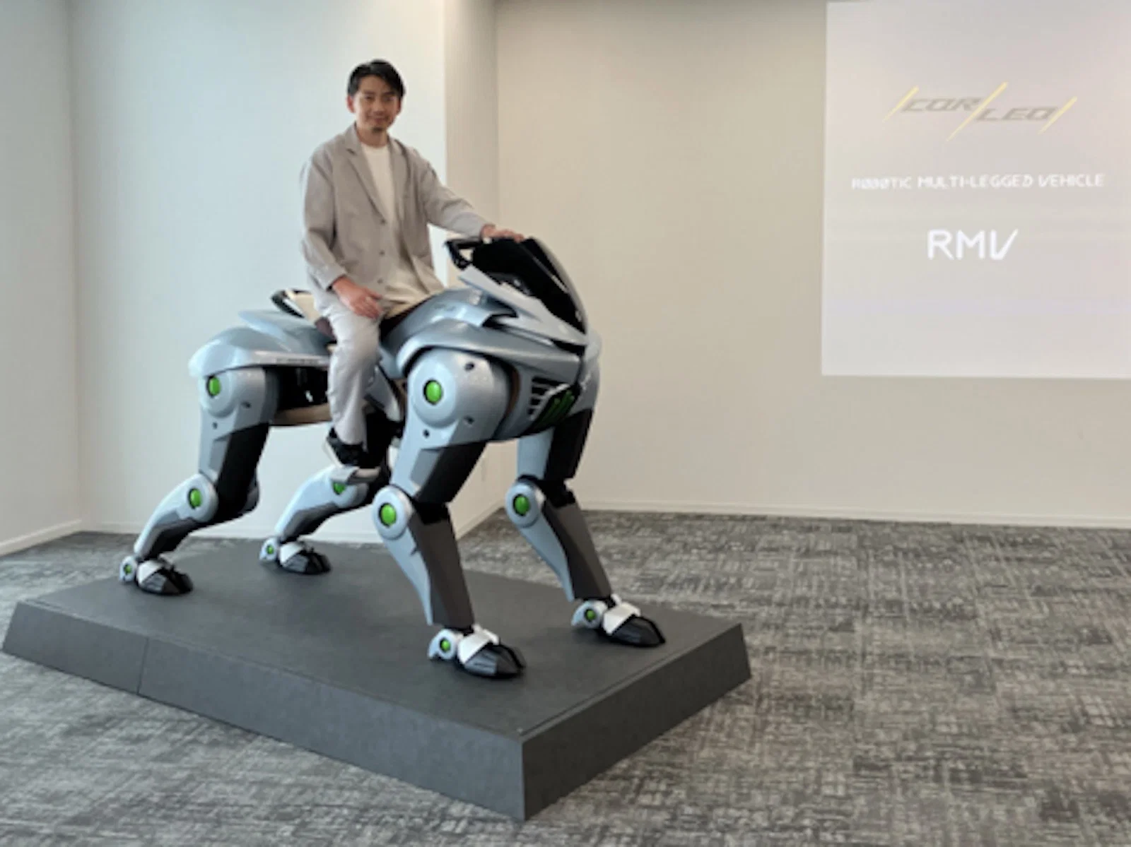 Une version grandeur nature du véhicule robot Kawasaki Corleo.