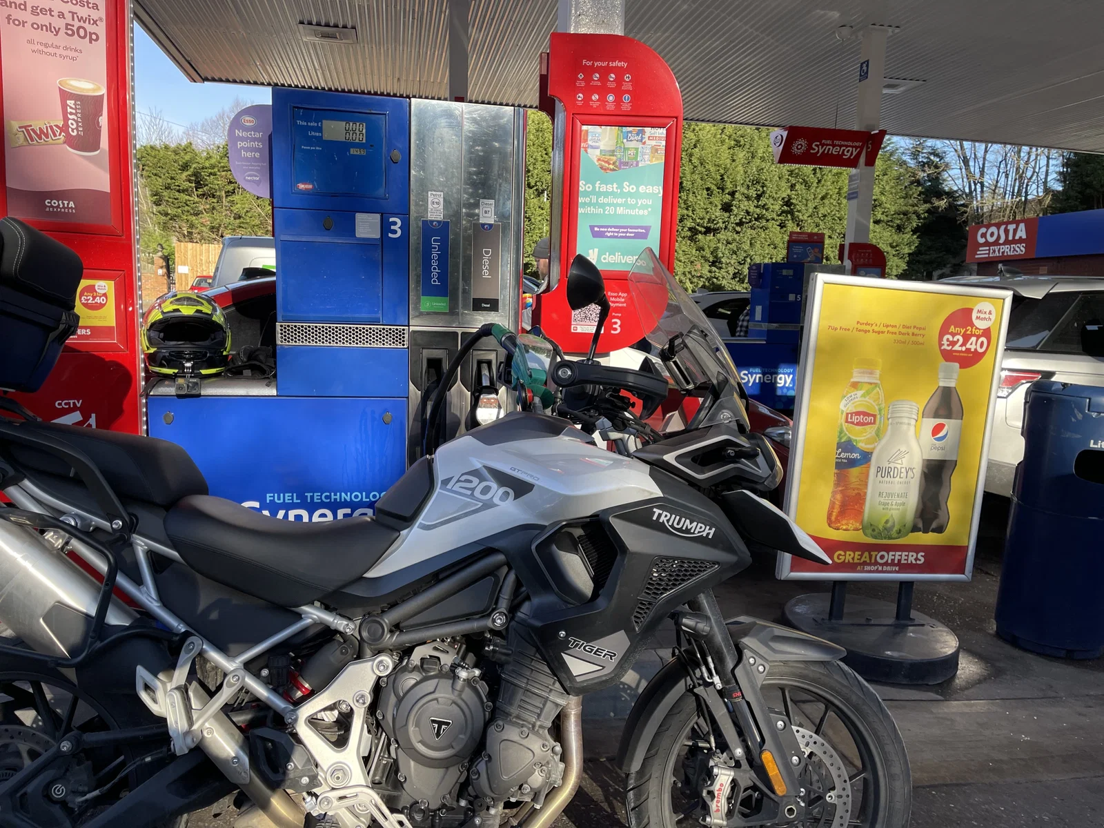 Triumph s'est arrêté pour faire le plein.