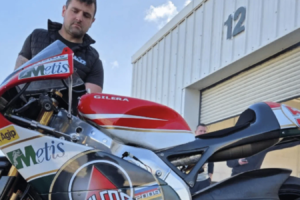 Michael Dunlop taquine les projets mettant en vedette le vélo Gilera 250 GP avec la livrée Marco Simoncelli