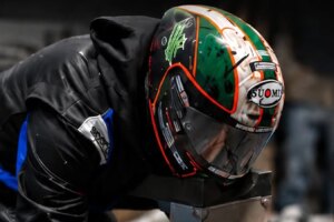 Peter Hickman, pilote du TT de l'île de Man, participe à un record de vitesse sur terre avec GreyhoundLSR