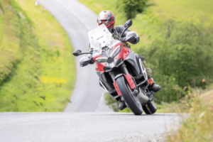 Un motard lance une campagne pour remplacer les panneaux de passage par des panneaux d'arrêt après un accident qui a changé sa vie