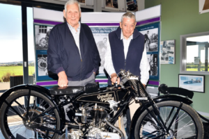 Une moto britannique centenaire rentre chez elle grâce à un ancien ingénieur
